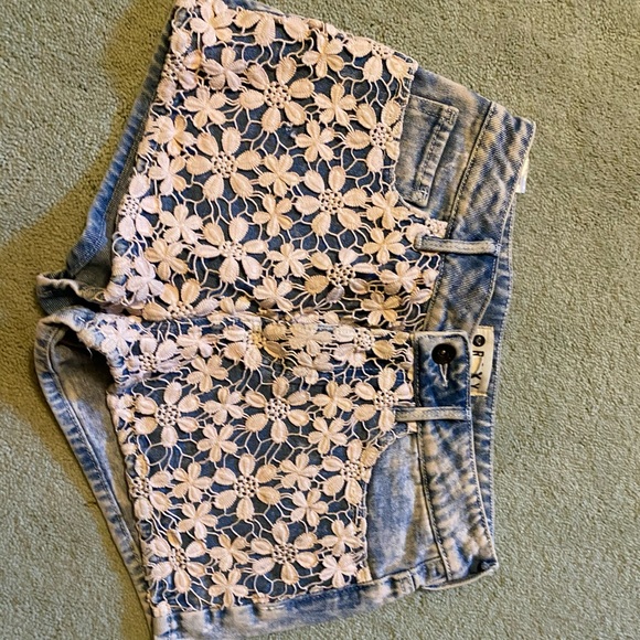 Roxy Jean shorts w/ light pink flower lace, size 3 - Picture 1 of 4